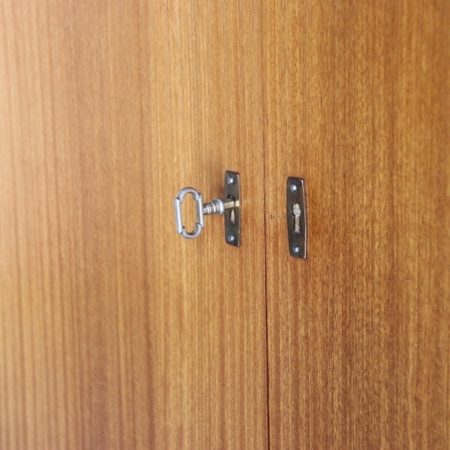 英国ヴィンテージのデスク。鍵をかけると、箱型になる。