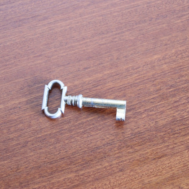 英国ヴィンテージのデスク。鍵をかけると、箱型になる。