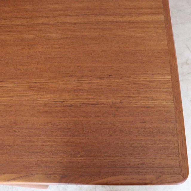 チーク材のダイニングテーブル、色は茶色、脚は細いデザイン、拡張可能な天板、４人掛け、商品番号【122043】