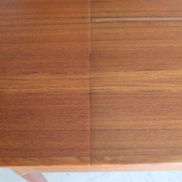 チーク材のダイニングテーブル、色は茶色、脚は細いデザイン、拡張可能な天板、４人掛け、商品番号【122043】