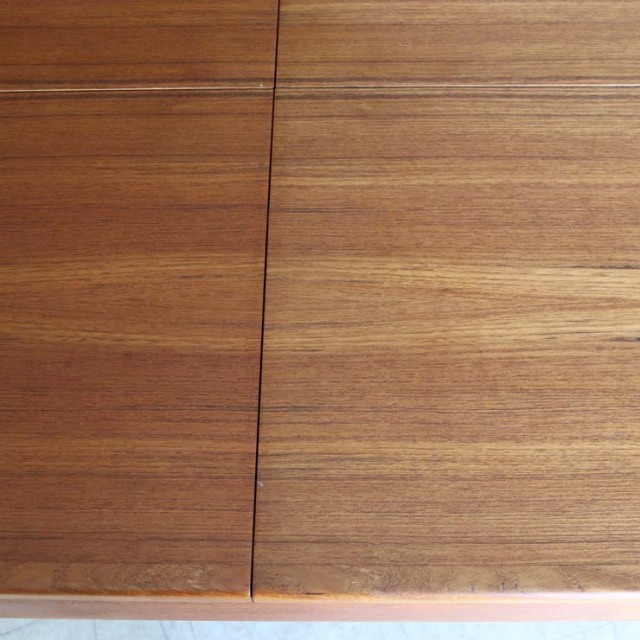 チーク材のダイニングテーブル、色は茶色、脚は細いデザイン、拡張可能な天板、４人掛け、商品番号【122043】