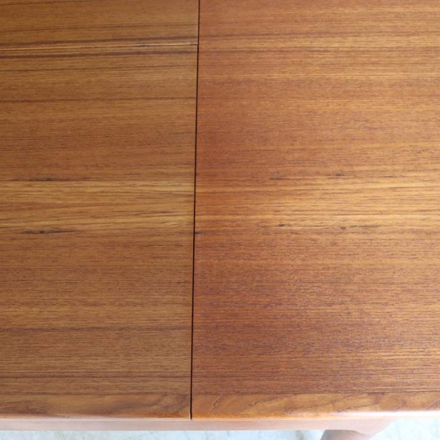 チーク材のダイニングテーブル、色は茶色、脚は細いデザイン、拡張可能な天板、４人掛け、商品番号【122043】