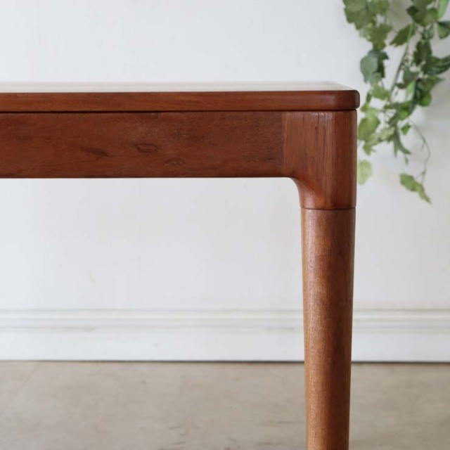 チーク材のダイニングテーブル、色は茶色、脚は細いデザイン、拡張可能な天板、４人掛け、商品番号【122043】