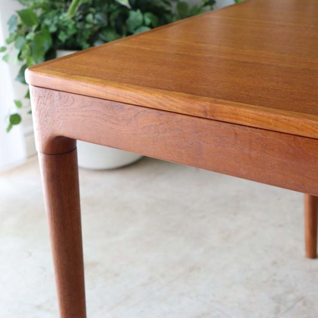 チーク材のダイニングテーブル、色は茶色、脚は細いデザイン、拡張可能な天板、４人掛け、商品番号【122043】