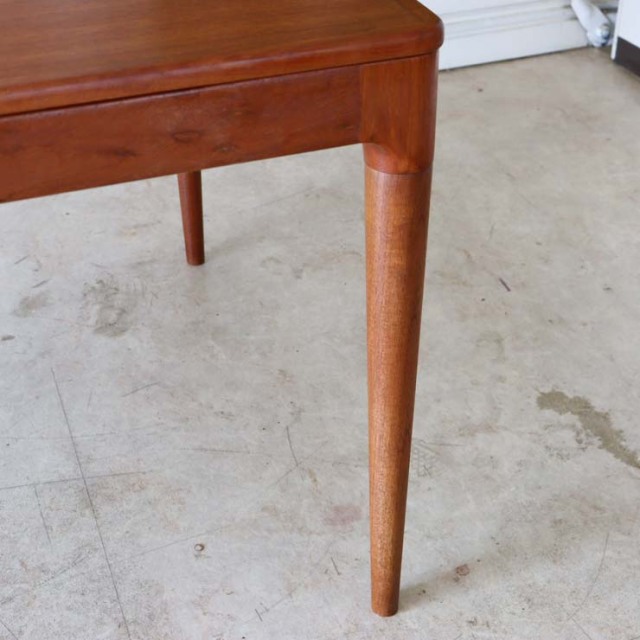 チーク材のダイニングテーブル、色は茶色、脚は細いデザイン、拡張可能な天板、４人掛け、商品番号【122043】