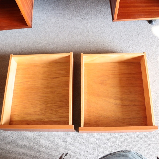 英国ヴィンテージのデスク。鍵をかけると、箱型になる。