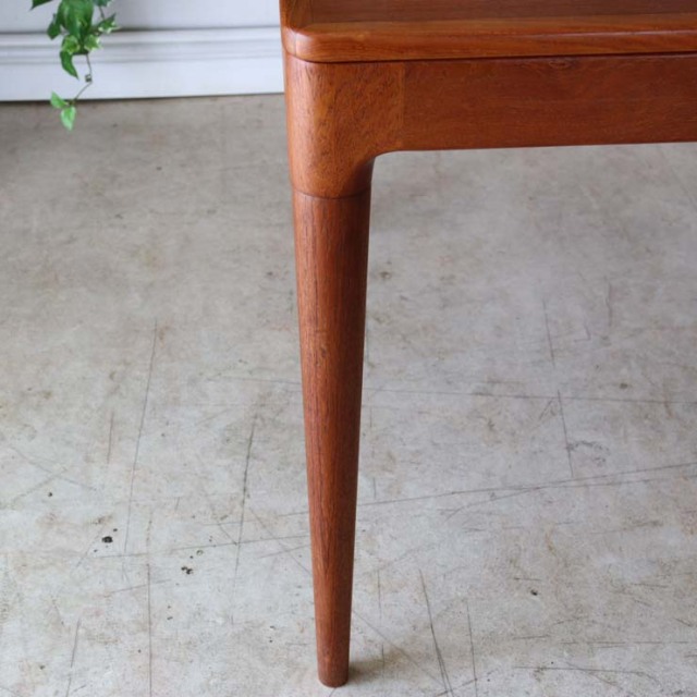 チーク材のダイニングテーブル、色は茶色、脚は細いデザイン、拡張可能な天板、４人掛け、商品番号【122043】