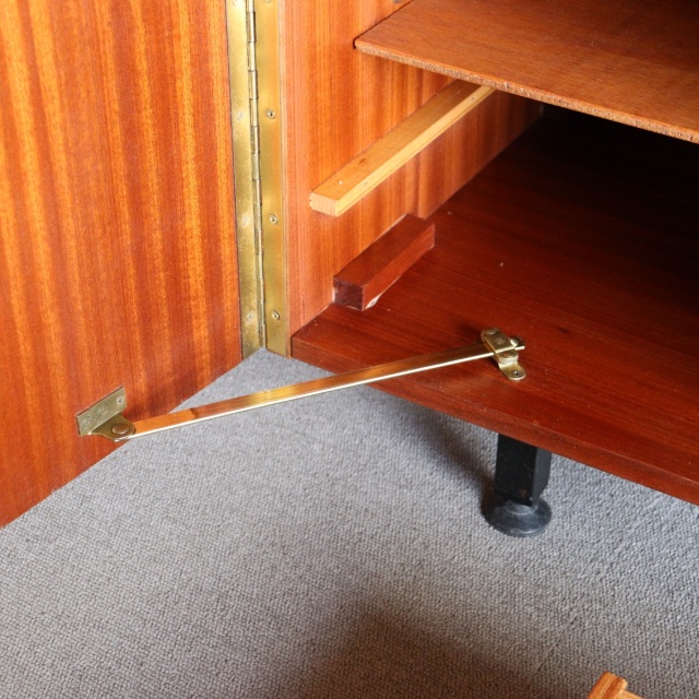 英国ヴィンテージのデスク。鍵をかけると、箱型になる。