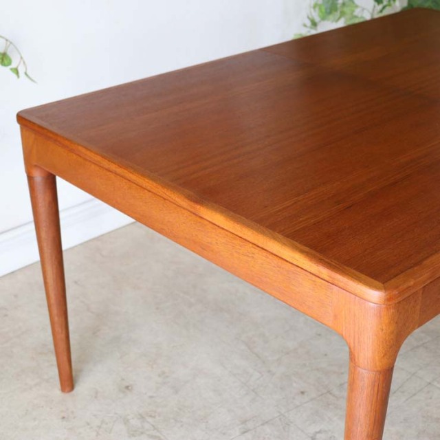チーク材のダイニングテーブル、色は茶色、脚は細いデザイン、拡張可能な天板、４人掛け、商品番号【122043】