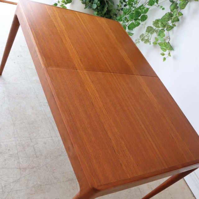 チーク材のダイニングテーブル、色は茶色、脚は細いデザイン、拡張可能な天板、４人掛け、商品番号【122043】