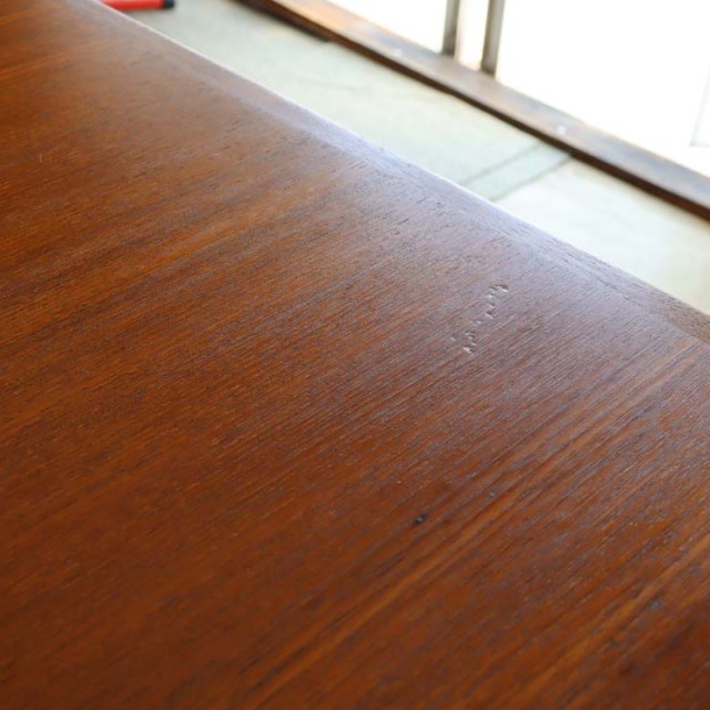 チーク材のダイニングテーブル、色は茶色、脚は細いデザイン、拡張可能な天板、４人掛け、商品番号【122043】