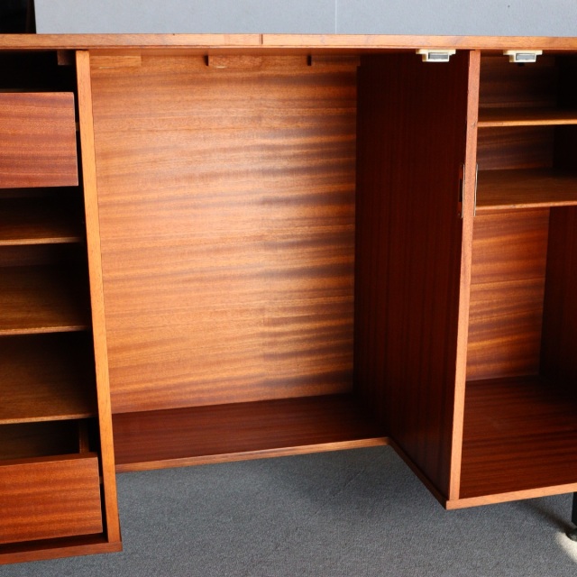 英国ヴィンテージのデスク。鍵をかけると、箱型になる。