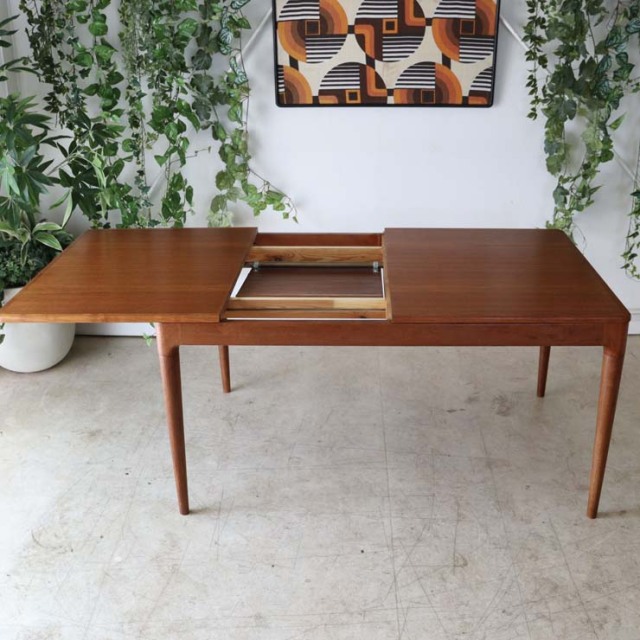 チーク材のダイニングテーブル、色は茶色、脚は細いデザイン、拡張可能な天板、４人掛け、商品番号【122043】