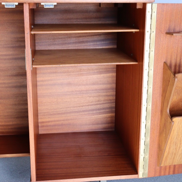 英国ヴィンテージのデスク。鍵をかけると、箱型になる。