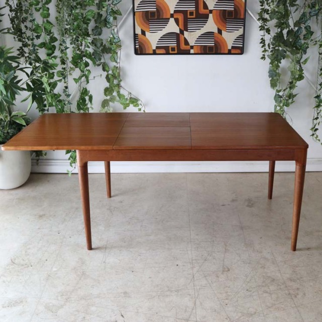 チーク材のダイニングテーブル、色は茶色、脚は細いデザイン、拡張可能な天板、４人掛け、商品番号【122043】