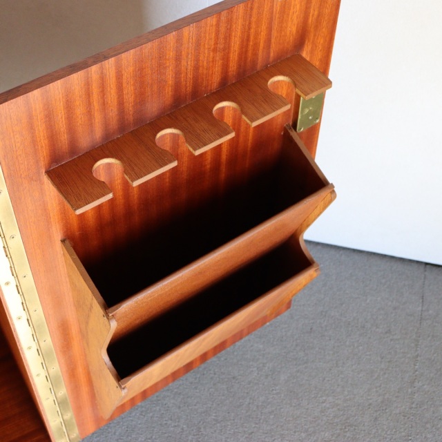 英国ヴィンテージのデスク。鍵をかけると、箱型になる。