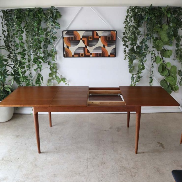 チーク材のダイニングテーブル、色は茶色、脚は細いデザイン、拡張可能な天板、４人掛け、商品番号【122043】