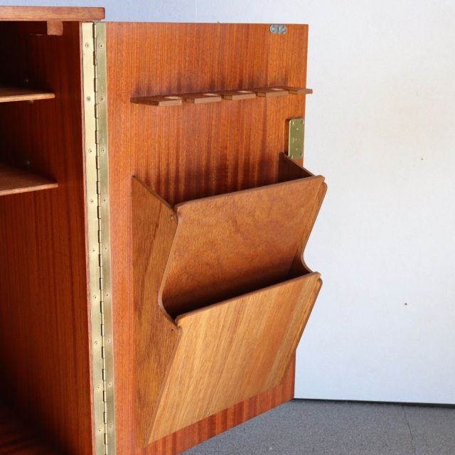 英国ヴィンテージのデスク。鍵をかけると、箱型になる。