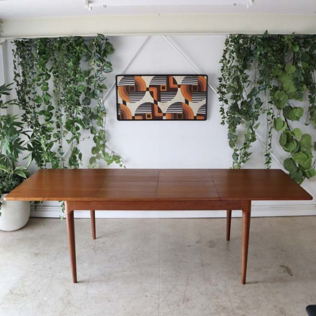 チーク材のダイニングテーブル、色は茶色、脚は細いデザイン、拡張可能な天板、４人掛け、商品番号【122043】