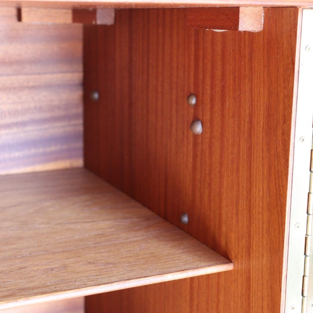 英国ヴィンテージのデスク。鍵をかけると、箱型になる。