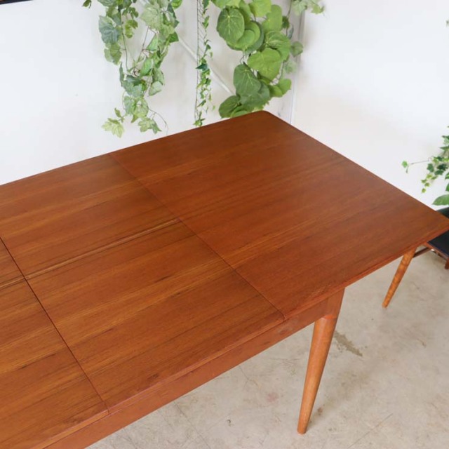 チーク材のダイニングテーブル、色は茶色、脚は細いデザイン、拡張可能な天板、４人掛け、商品番号【122043】