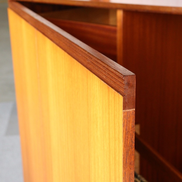 英国ヴィンテージのデスク。鍵をかけると、箱型になる。