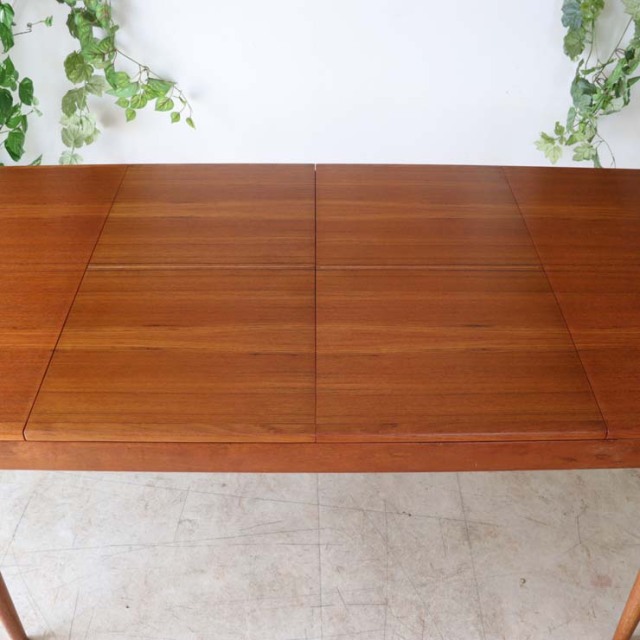 チーク材のダイニングテーブル、色は茶色、脚は細いデザイン、拡張可能な天板、４人掛け、商品番号【122043】