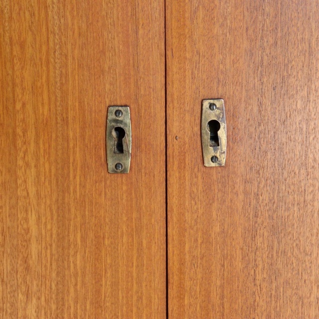 英国ヴィンテージのデスク。鍵をかけると、箱型になる。