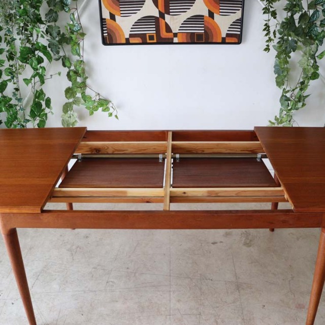 チーク材のダイニングテーブル、色は茶色、脚は細いデザイン、拡張可能な天板、４人掛け、商品番号【122043】