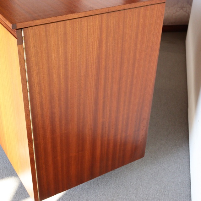 英国ヴィンテージのデスク。鍵をかけると、箱型になる。