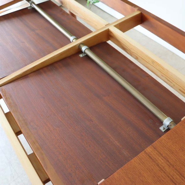 チーク材のダイニングテーブル、色は茶色、脚は細いデザイン、拡張可能な天板、４人掛け、商品番号【122043】