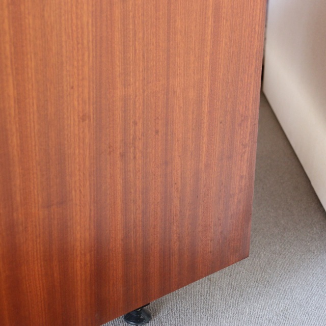 英国ヴィンテージのデスク。鍵をかけると、箱型になる。