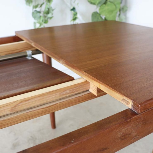 チーク材のダイニングテーブル、色は茶色、脚は細いデザイン、拡張可能な天板、４人掛け、商品番号【122043】