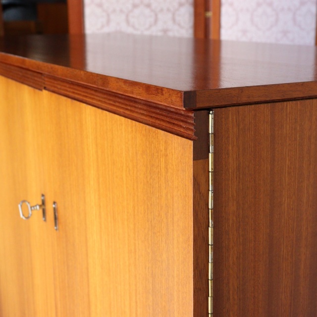 英国ヴィンテージのデスク。鍵をかけると、箱型になる。