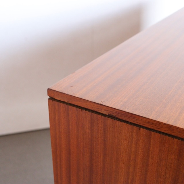 英国ヴィンテージのデスク。鍵をかけると、箱型になる。