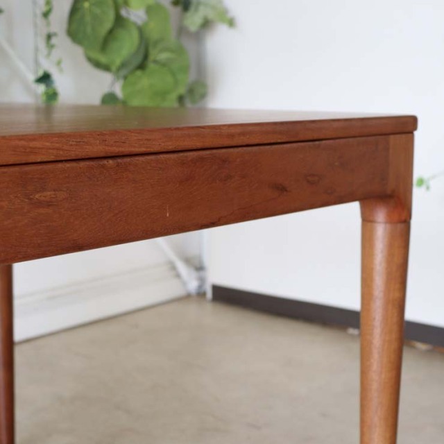 チーク材のダイニングテーブル、色は茶色、脚は細いデザイン、拡張可能な天板、４人掛け、商品番号【122043】