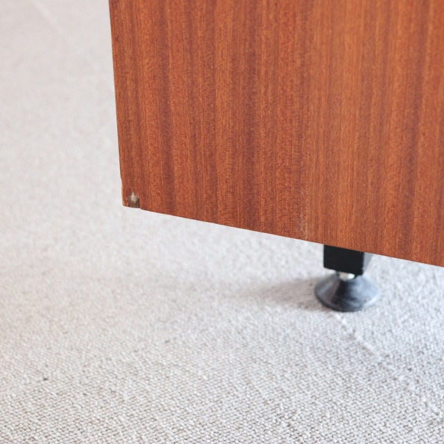 英国ヴィンテージのデスク。鍵をかけると、箱型になる。