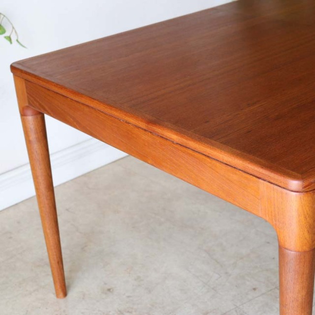 チーク材のダイニングテーブル、色は茶色、脚は細いデザイン、拡張可能な天板、４人掛け、商品番号【122043】