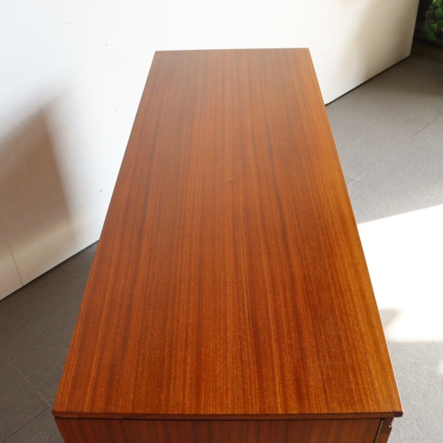 英国ヴィンテージのデスク。鍵をかけると、箱型になる。