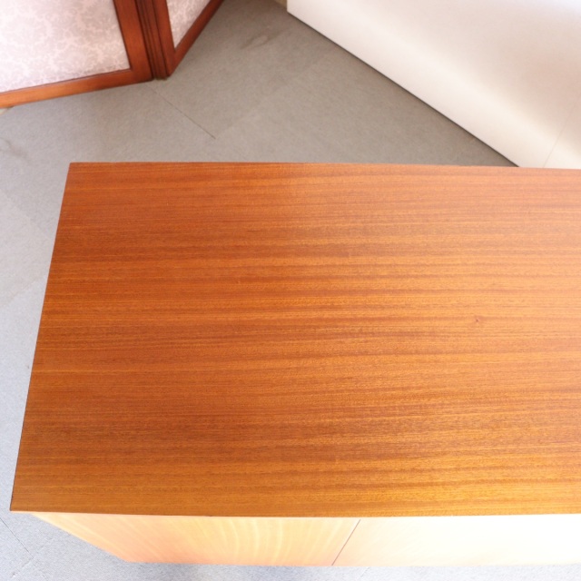 英国ヴィンテージのデスク。鍵をかけると、箱型になる。