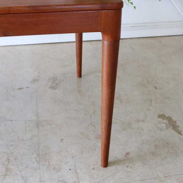 チーク材のダイニングテーブル、色は茶色、脚は細いデザイン、拡張可能な天板、４人掛け、商品番号【122043】