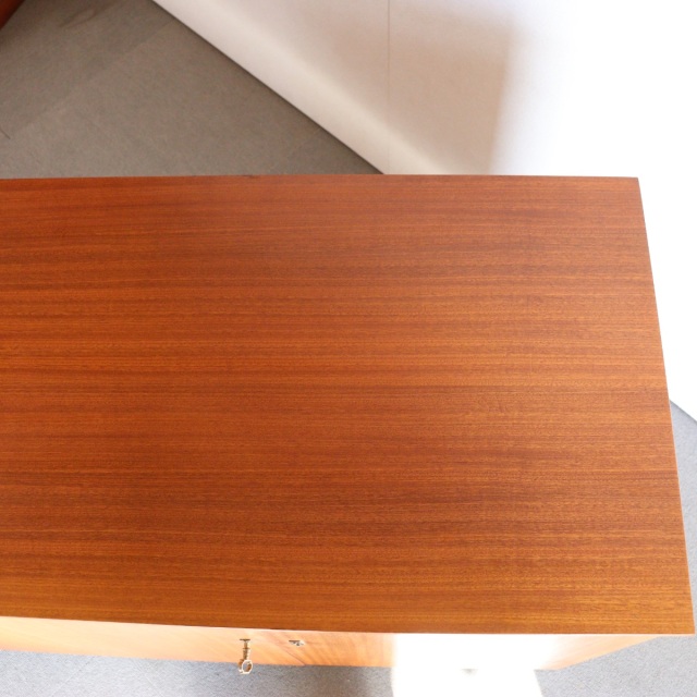 英国ヴィンテージのデスク。鍵をかけると、箱型になる。