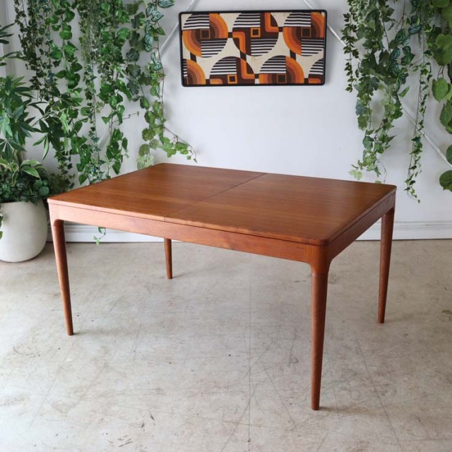 チーク材のダイニングテーブル、色は茶色、脚は細いデザイン、拡張可能な天板、４人掛け、商品番号【122043】