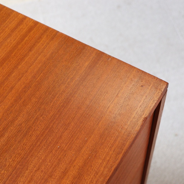 英国ヴィンテージのデスク。鍵をかけると、箱型になる。