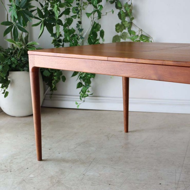 チーク材のダイニングテーブル、色は茶色、脚は細いデザイン、拡張可能な天板、４人掛け、商品番号【122043】