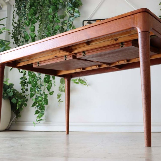 チーク材のダイニングテーブル、色は茶色、脚は細いデザイン、拡張可能な天板、４人掛け、商品番号【122043】