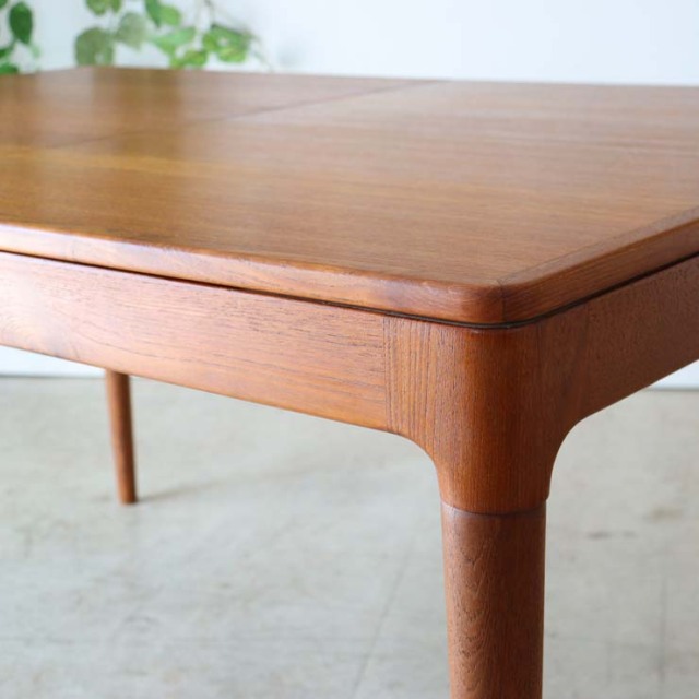 チーク材のダイニングテーブル、色は茶色、脚は細いデザイン、拡張可能な天板、４人掛け、商品番号【122043】