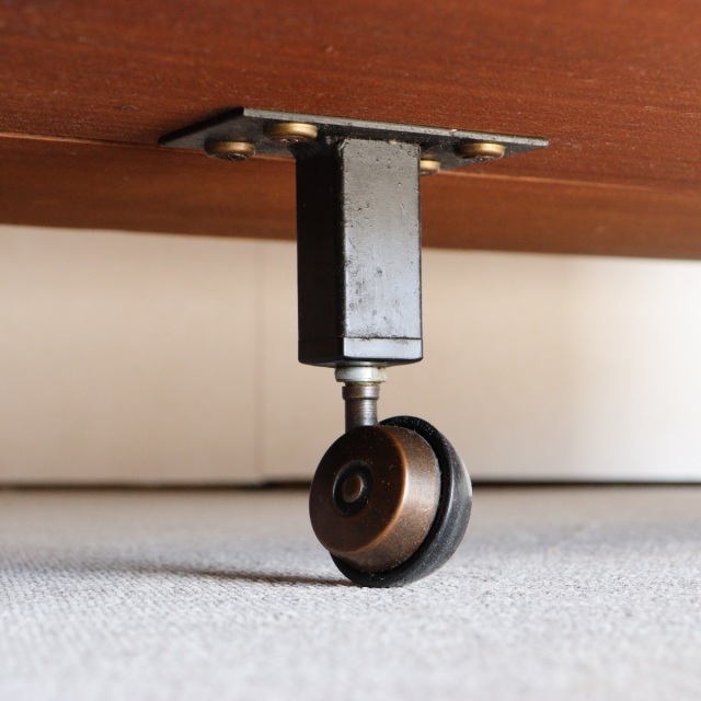 英国ヴィンテージのデスク。鍵をかけると、箱型になる。