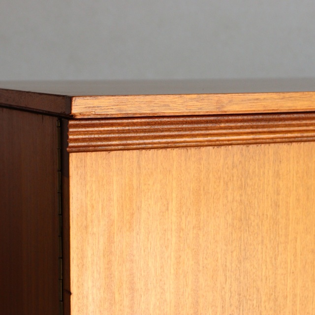 英国ヴィンテージのデスク。鍵をかけると、箱型になる。