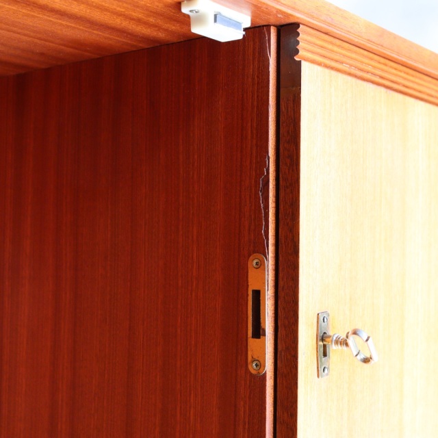 英国ヴィンテージのデスク。鍵をかけると、箱型になる。